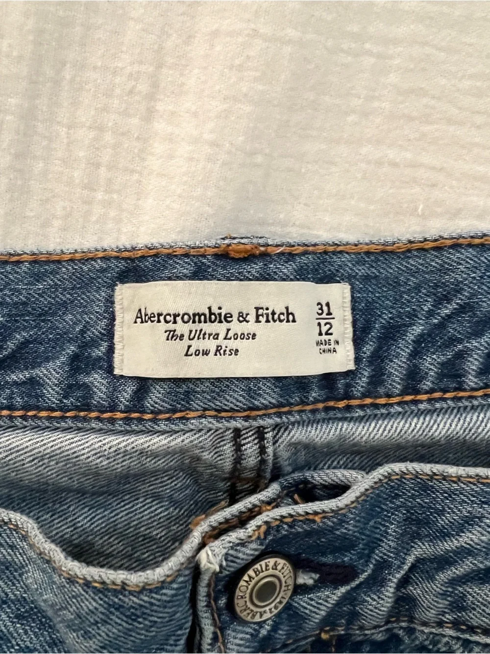 A&F Low Rise Ultra Loose Jean - Medium Tinted - Picture 4 of 4